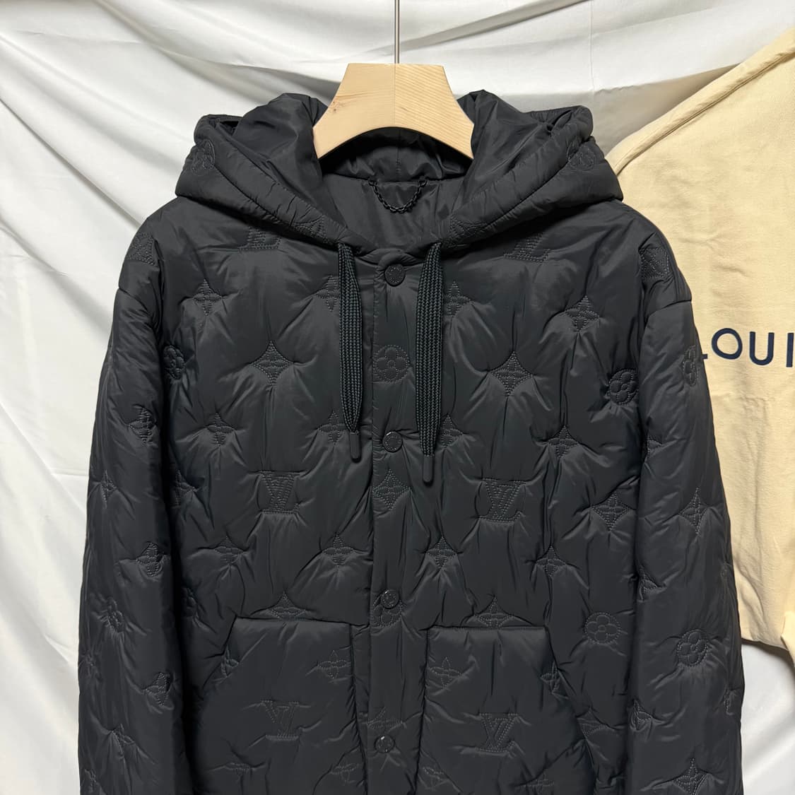 [S+급/48] 루이비통 모노그램 퀄티드 후드 패딩 자켓 블랙 상품이미지2