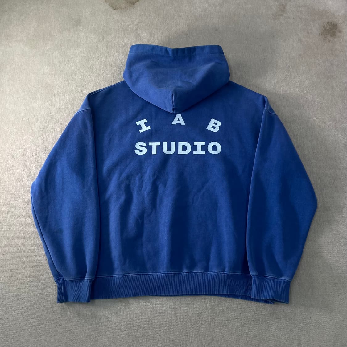 105 아이앱스튜디오 피그먼트 로얄블루 후드티 상품이미지1