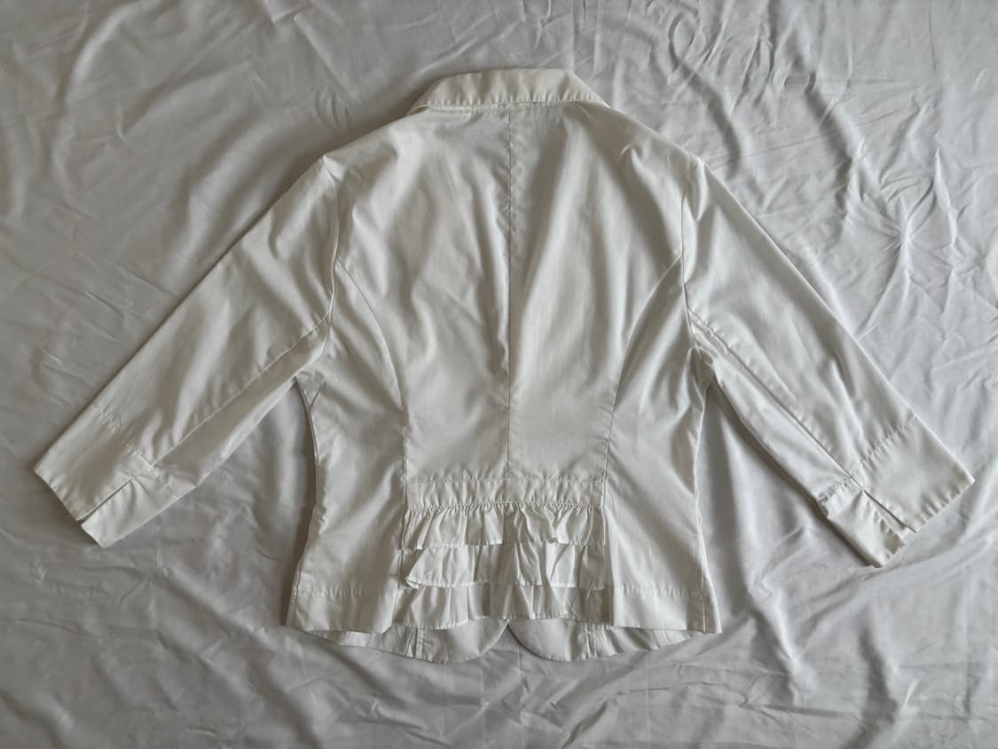 white jacket, back ruffle detail 상품이미지1