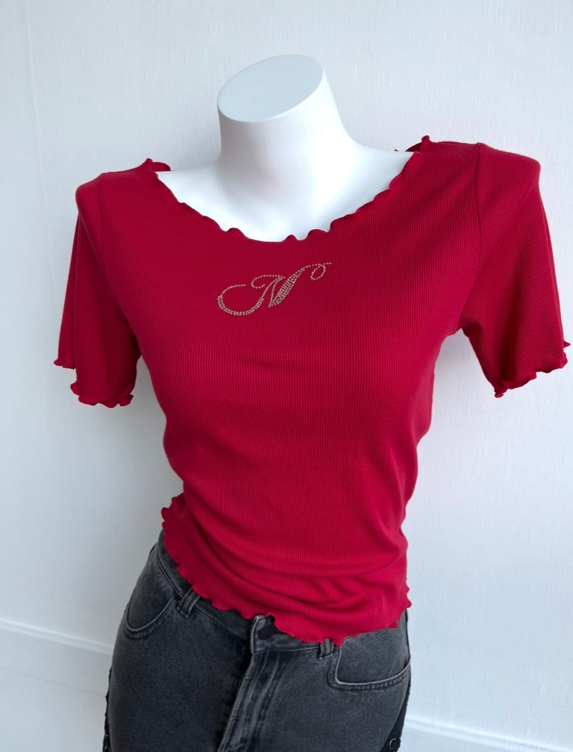 NICE CLAUP 레드 큐빅 로고 프릴 티 상품이미지1