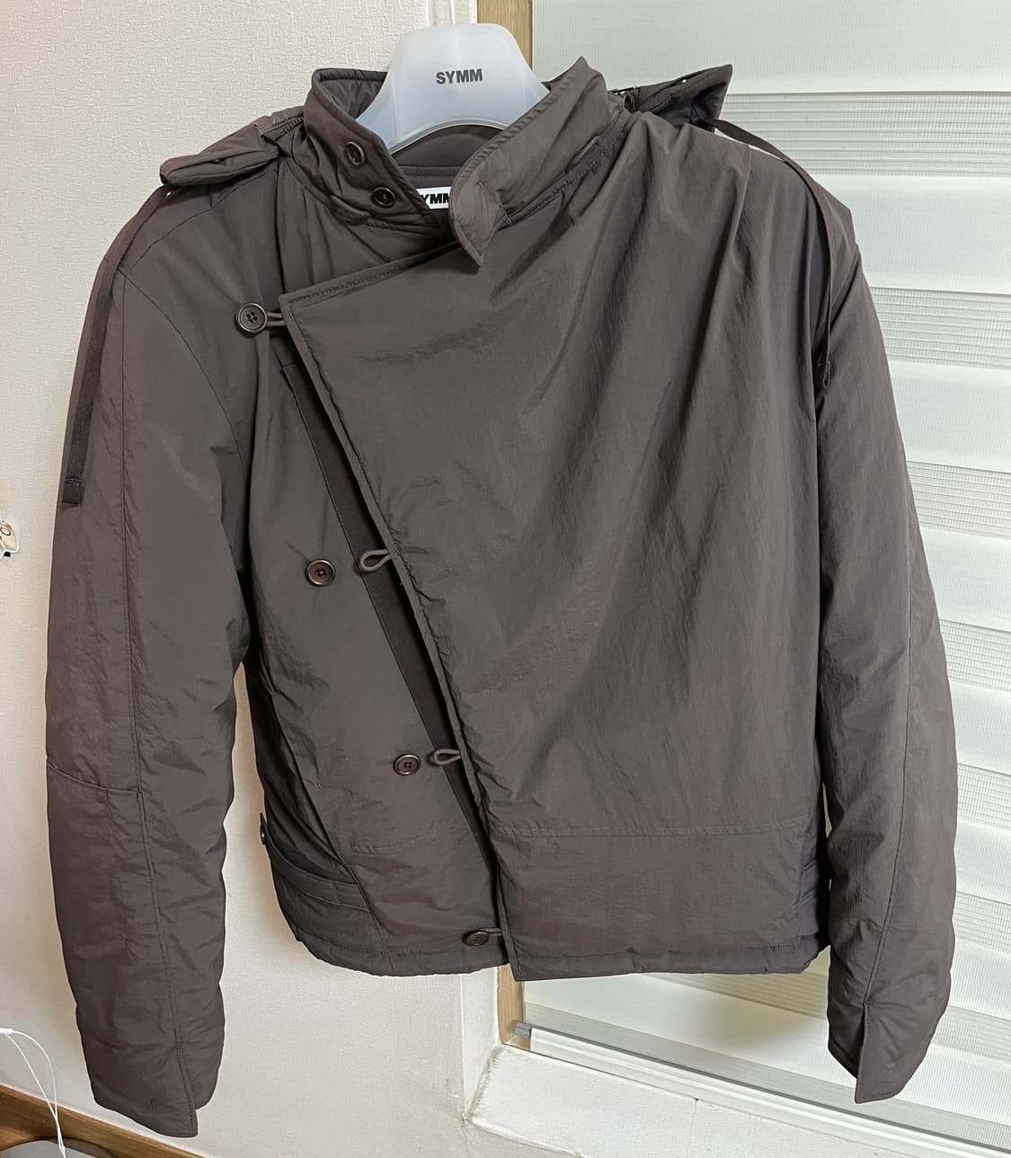 SYMM Draped Diagonal 점퍼 패딩 브라운 1 상품이미지6