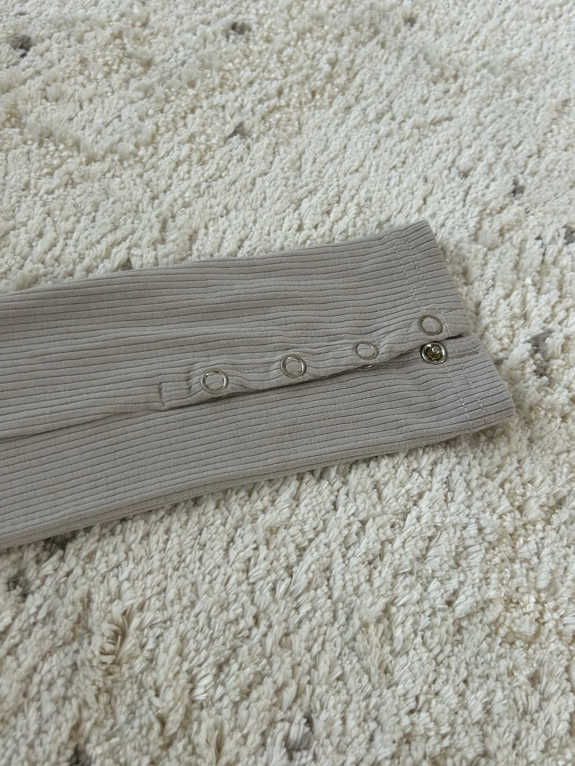 오이소엘 Diagonal boat neck top (Taupe) 상품이미지4