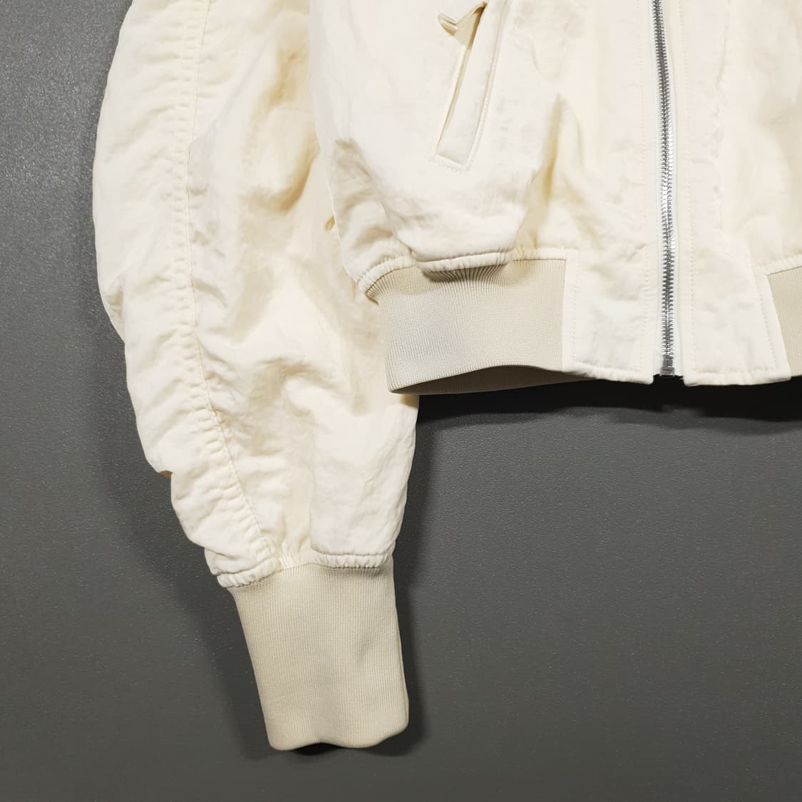 여성 S) 인사일런스 셔링 크롭 봄버 나일론 컴포템프 자켓 크림 상품이미지4