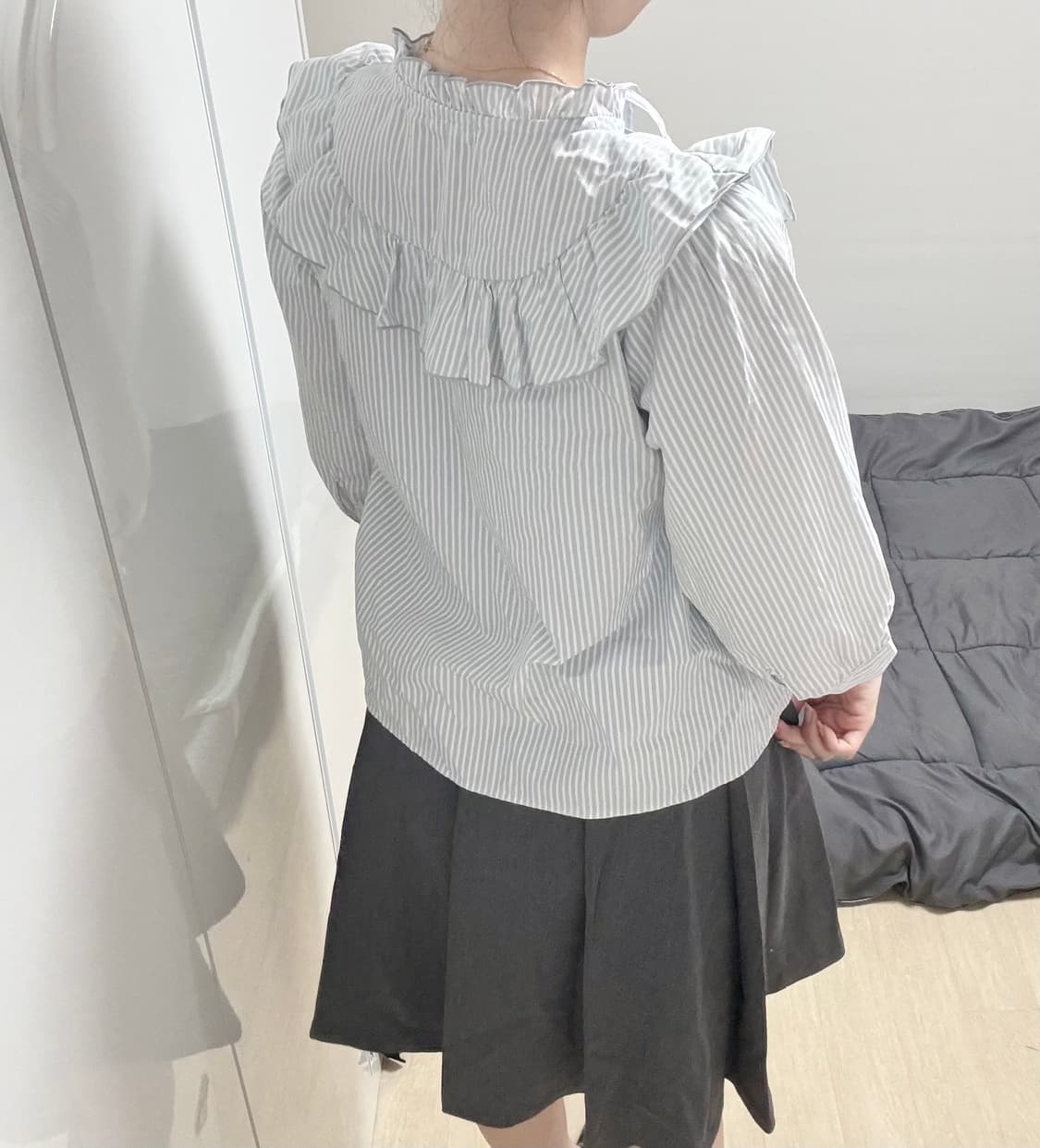 스트라이프 넥레이스 로걀 블라우스 상품이미지2