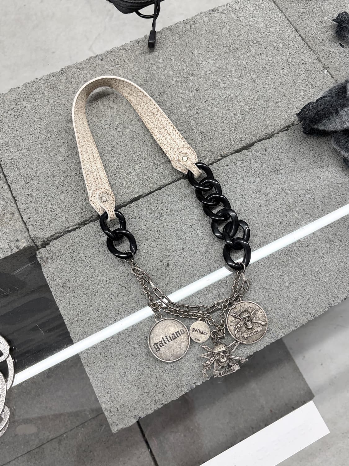 2000‘s 존 갈리아노 레이어드 크랙 레더 목걸이 상품이미지1