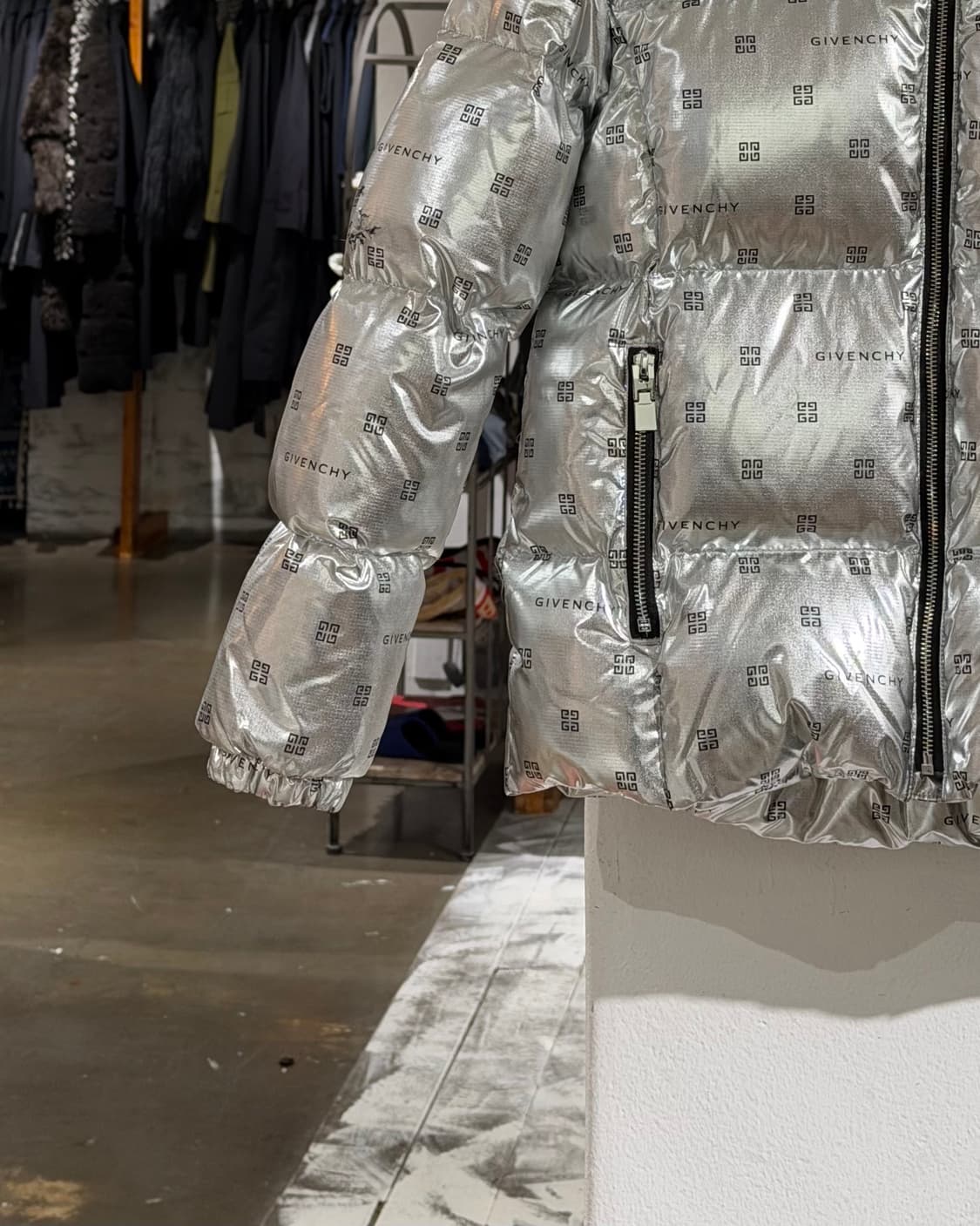 지방시 실버 로고 메탈릭 푸퍼 자켓 상품이미지5