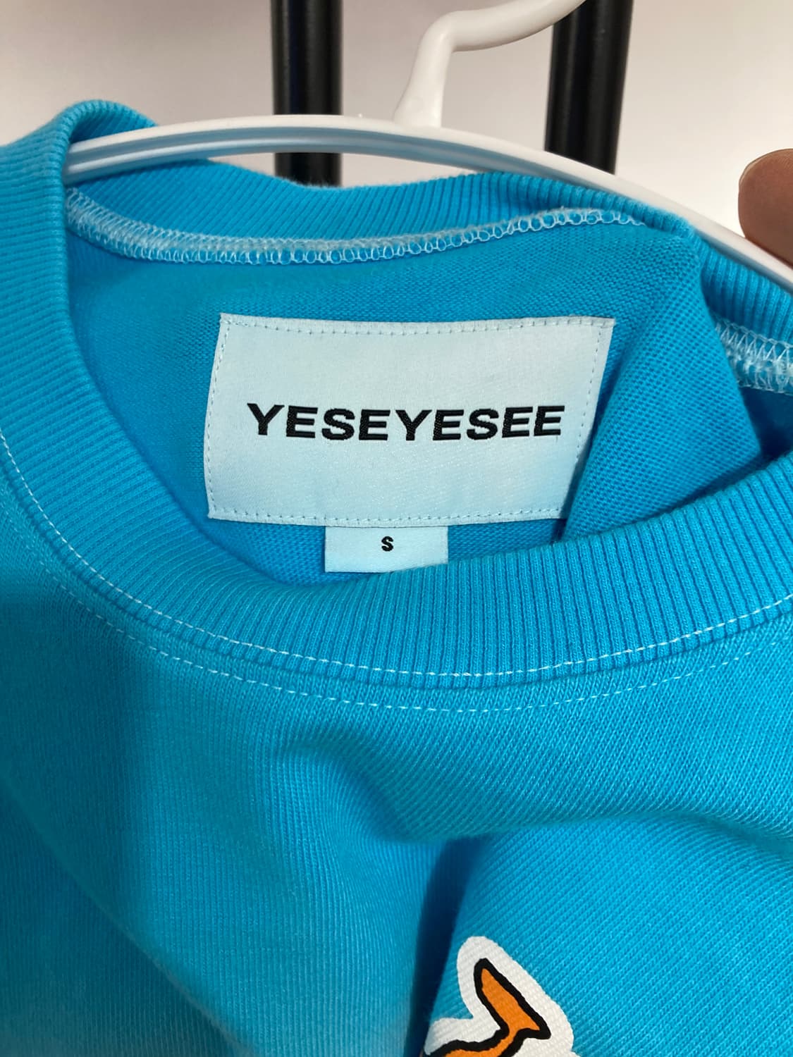 예스아이씨(YESEYESEE) 그라데이션 로고 오버핏 맨투맨 상품이미지5