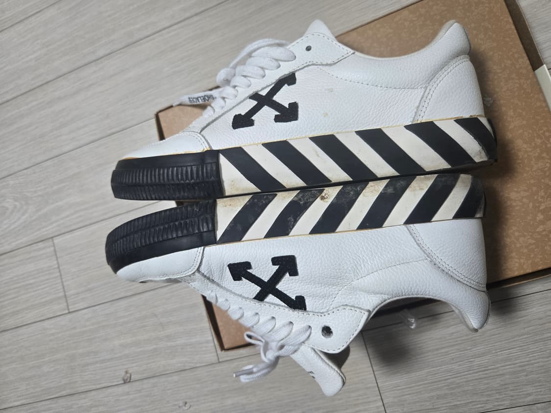 오프화이트 스니커즈 41사이즈 상품이미지3