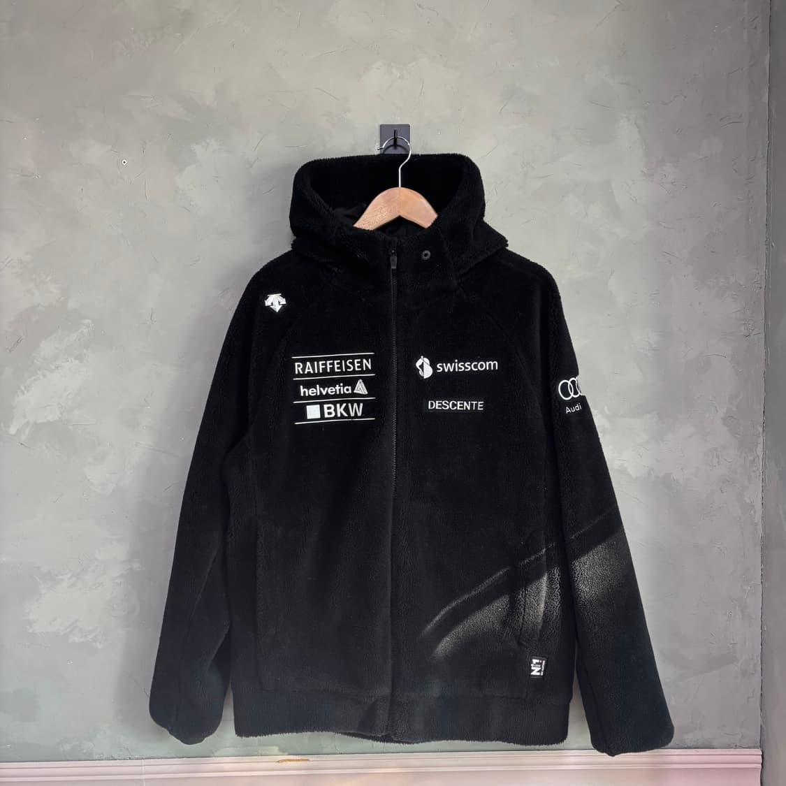 데상트 스위스 스키팀 쉐르파 플리스 집업 상품이미지1