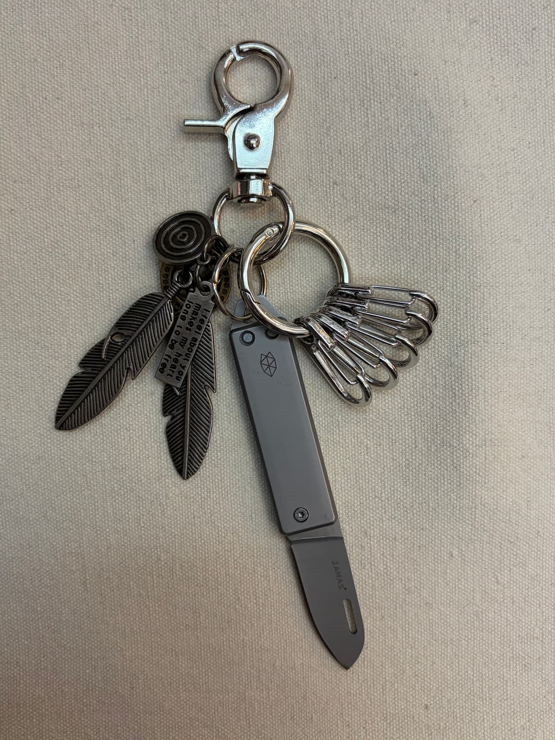 MIDNIGHT FEATHER UTILITY KEYRING 상품이미지3