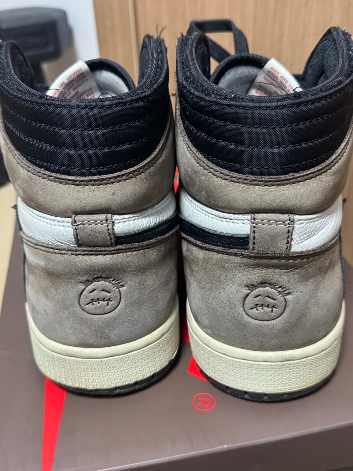 290 나이키 에어 조던 1 트래비스 스캇 모카 하이 팝니다 상품이미지2