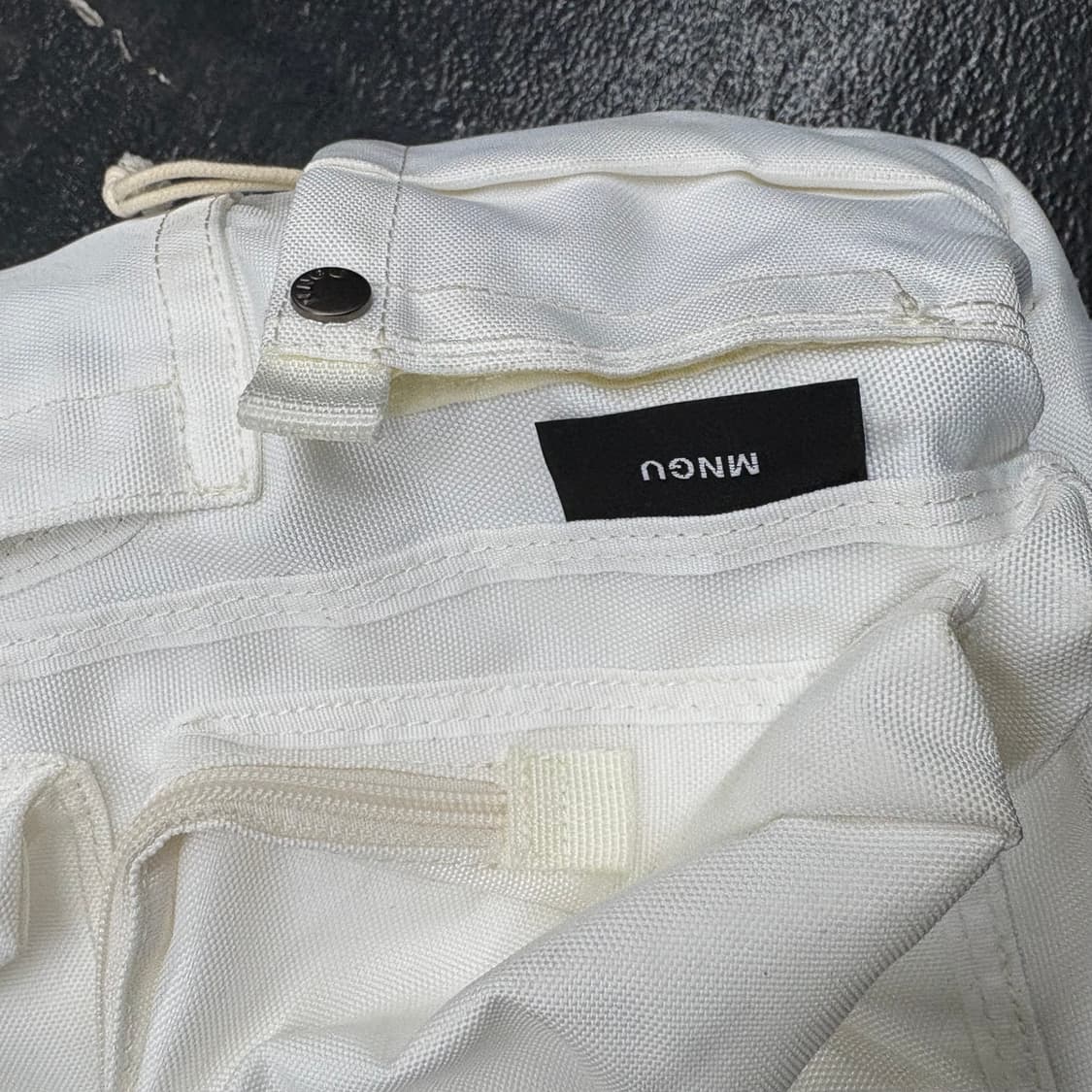 MNGU 화이트 포켓 백팩 상품이미지5