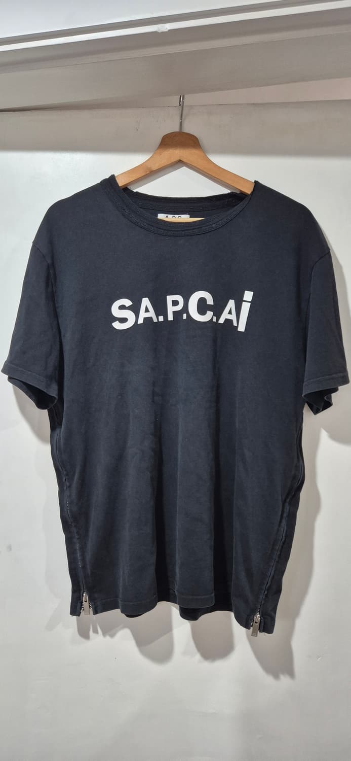 A.P.C x sacai 스펠아웃 반팔 티셔츠 상품이미지1