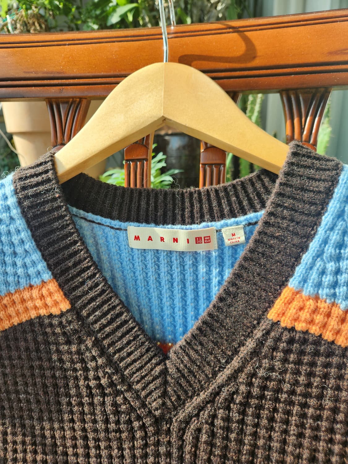 마르니 ×유니클로 브이넥 니트 조끼 브라운/블루 상품이미지2