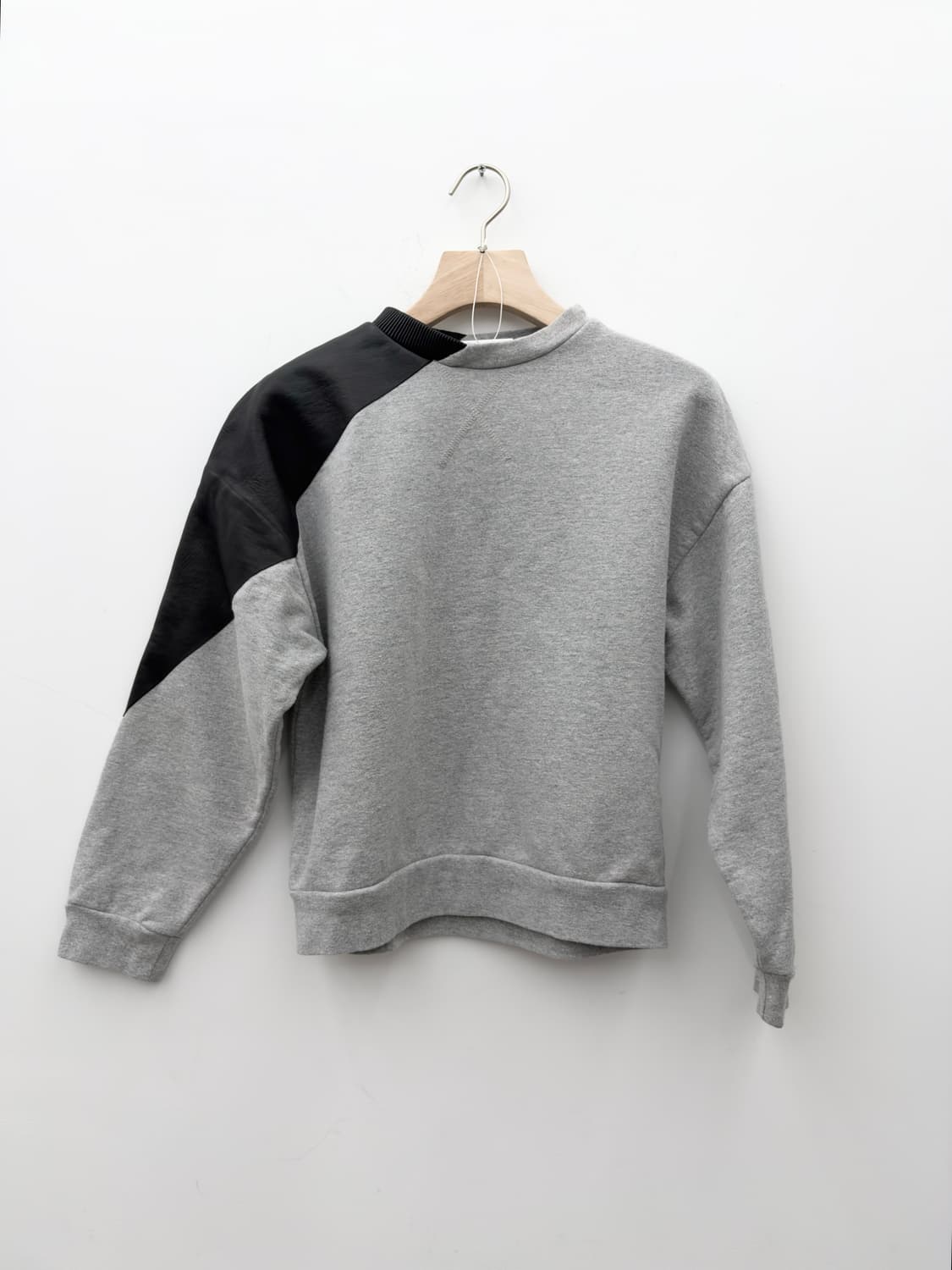 LEATHER BLOCK SWEATSHIRT 상품이미지1