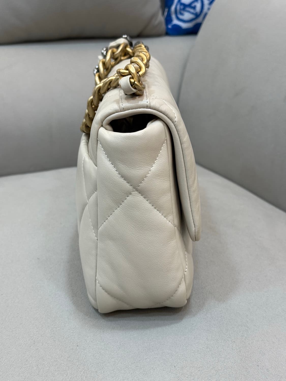 샤넬 19백 30번대 미디움 숄더백 상품이미지7