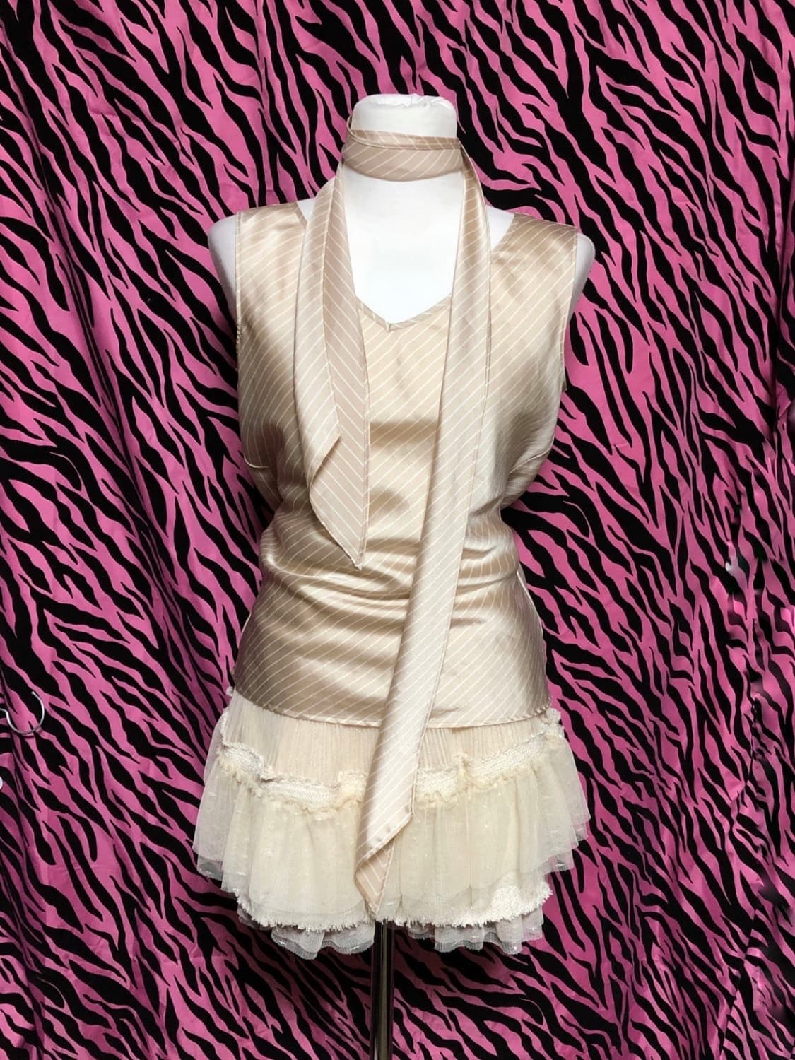 스트라이트 스카프 슬리브리스 블라우스 베이지 상품이미지1