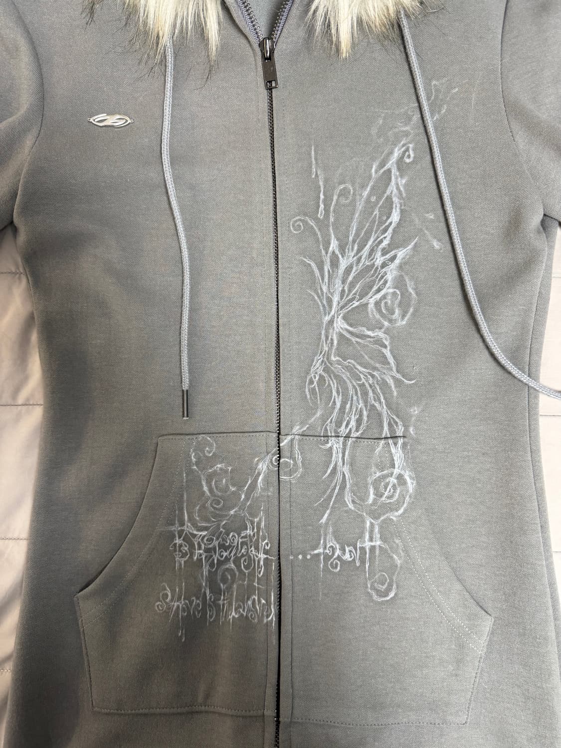 허그유어스킨 퍼 후드 타투 레터링 원피스 상품이미지3