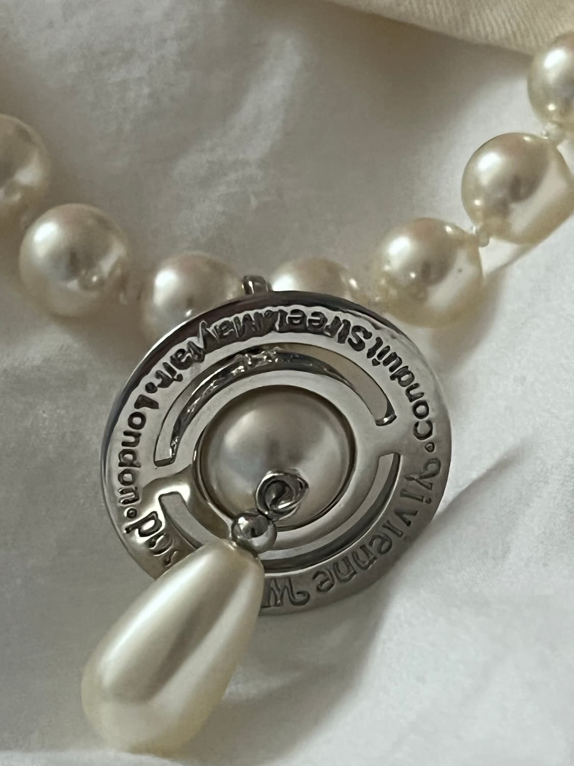 비비안웨스트우드 원 로우 펄 드롭 초커 목걸이 상품이미지5