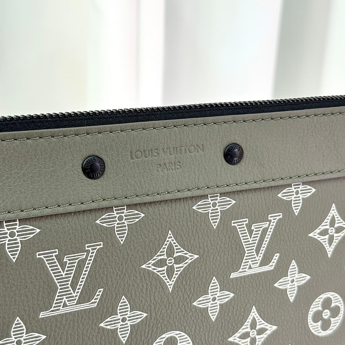 [정품] 25SS 루이비통 포쉐트 투고 쉐도우 클러치백 M12499 상품이미지3