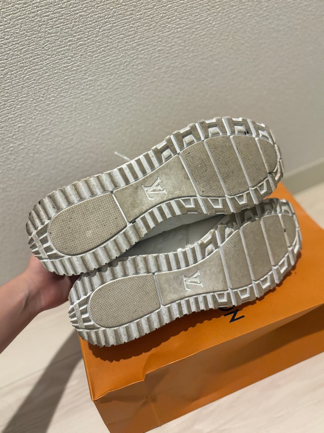 루이비통 런 어웨이 스니커즈 화이트 상품이미지6