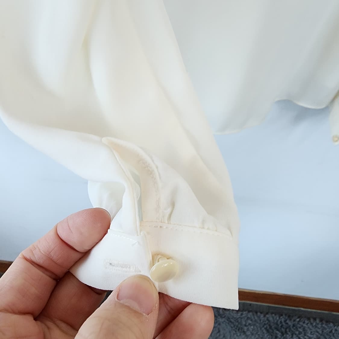 화이트 실키 라운드넥 블라우스 상품이미지4