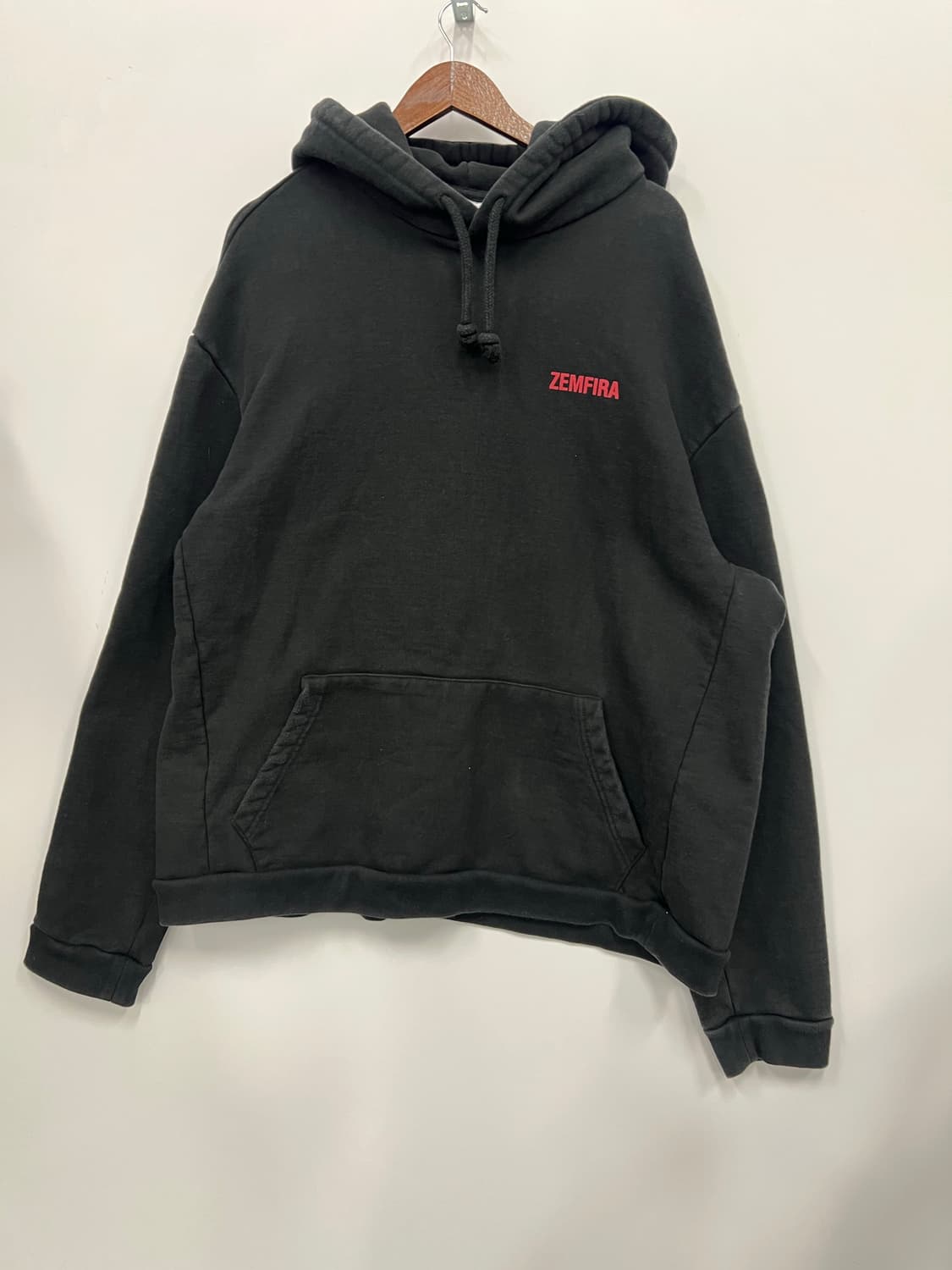 ZEMFIRA 블랙 후드티 상품이미지1
