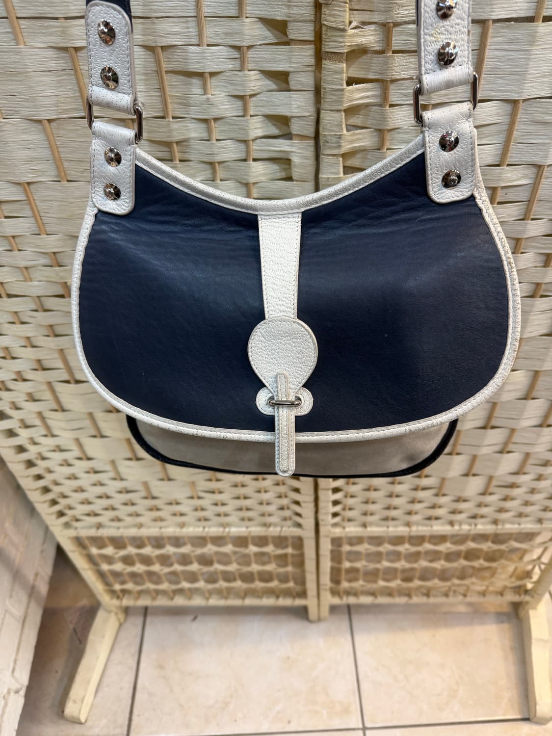 정품 발렌시아가 크로스백 팝니다 상품이미지2