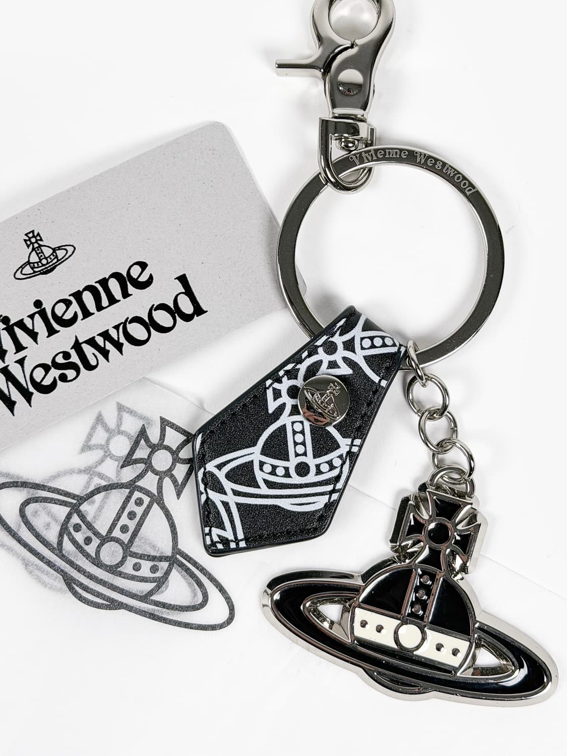 비비안웨스트우드 레더 메탈릭 블랙 앤 화이트 키링 상품이미지1