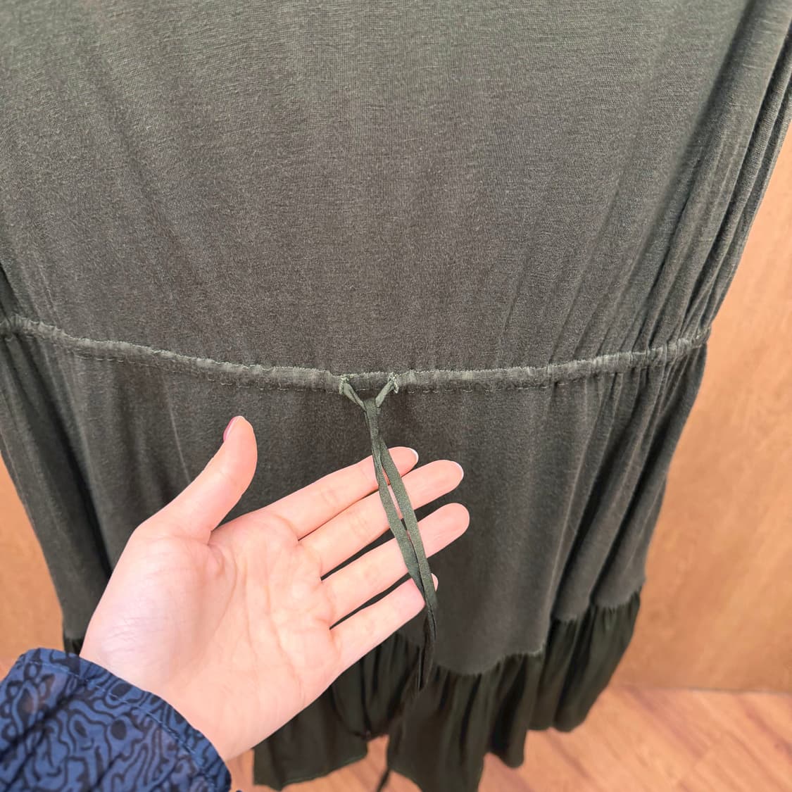 띠어리 럭스 슬리브리스 원피스 하단 티어드 러플 드로스트링 디테일 카키 상품이미지7