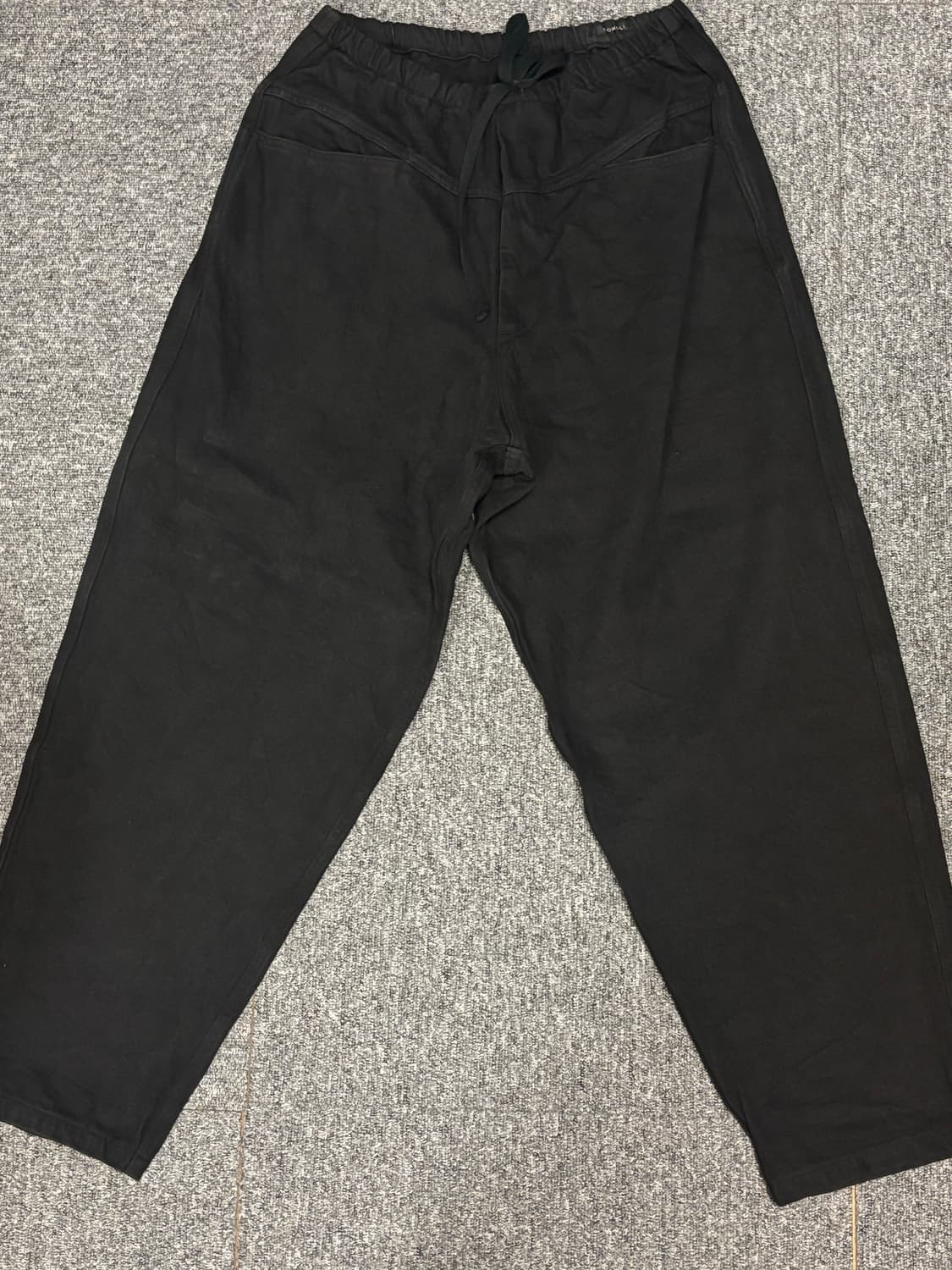 코모리 블랙 드릴 테이퍼드 팬츠 상품이미지4