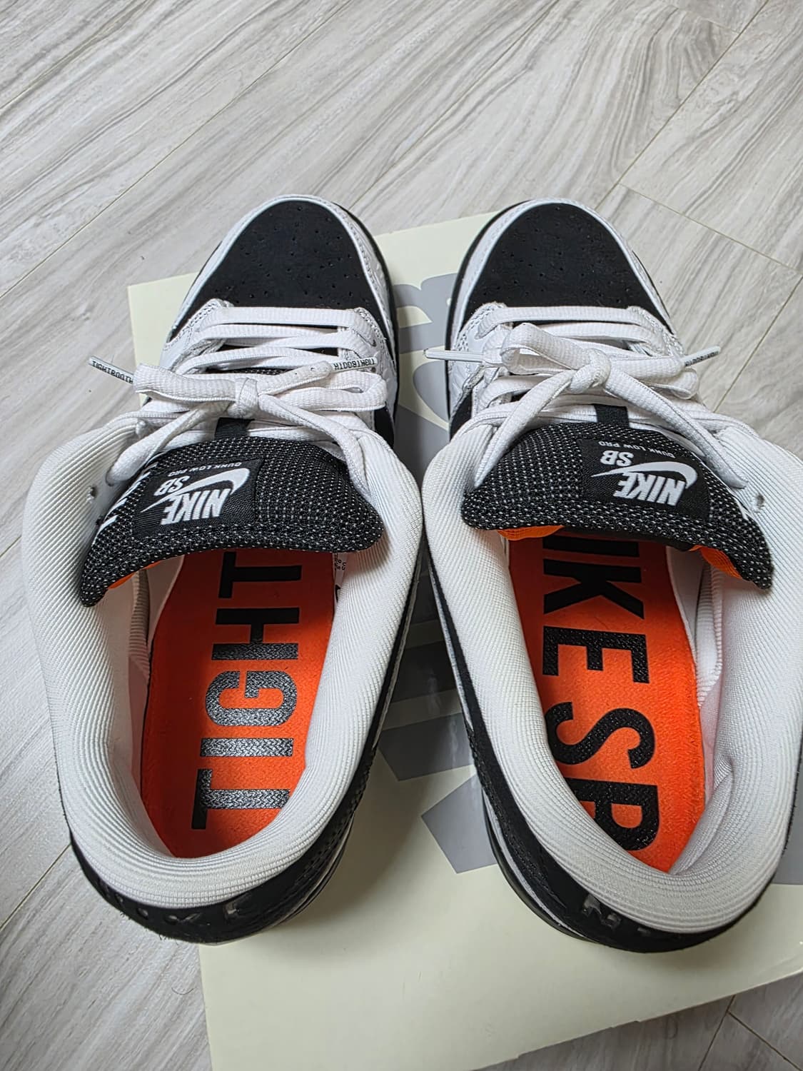 [275] 나이키 x 타이트부스 sb 덩크로우 프로 블랙 앤 화이트 상품이미지2