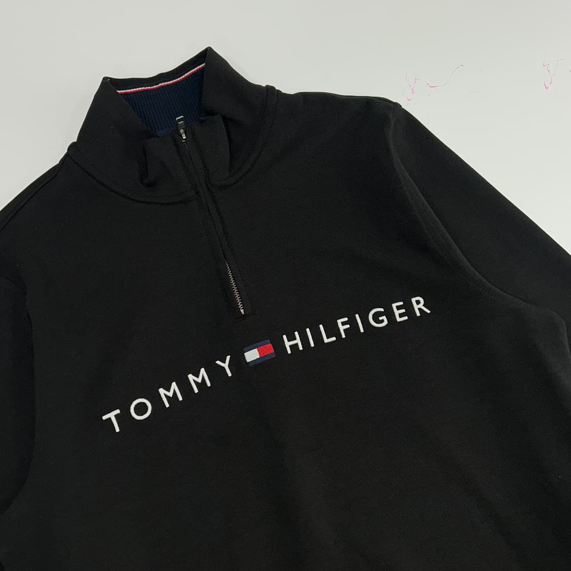 Tommy Hilfiger 타미힐피거 스펠아웃로고 블랙 반집업 맨투맨 상품이미지4