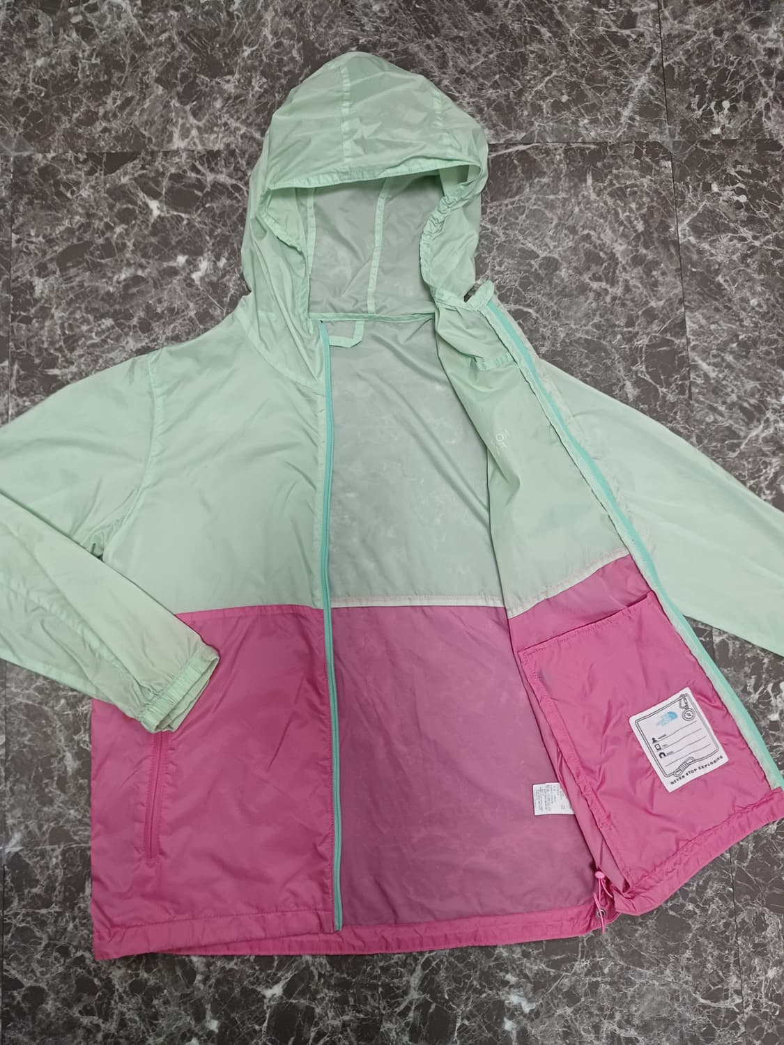 노스페이스(The North Face) 민트 & 핑크 배색 재킷 
140 상품이미지3