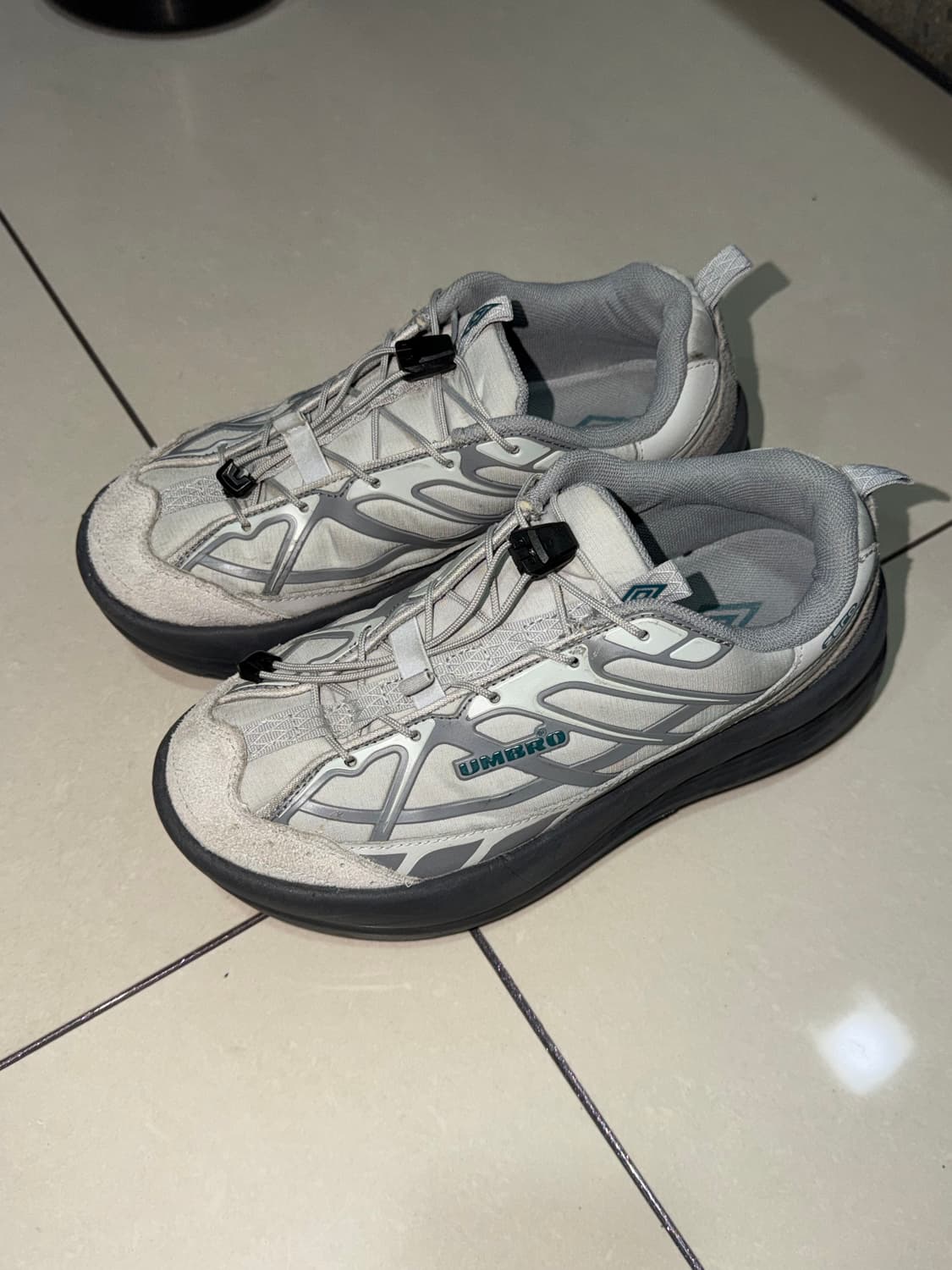 엄브로 하이코어 운동화 240 상품이미지1