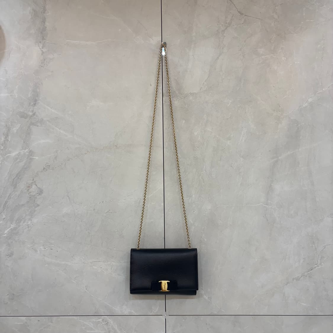 정품 페라가모 바라보우 지니 크로스백    상품이미지1