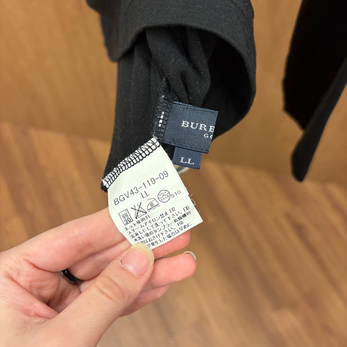 버버리 모크넥 긴팔 티셔츠 로고 자수 체크 라인 디테일 슬림핏 블랙 상품이미지7