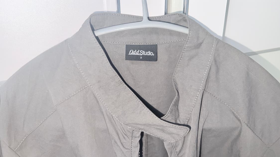 오드스튜디오 시그니처 셔링 코튼 바이커 자켓 챠콜 상품이미지4