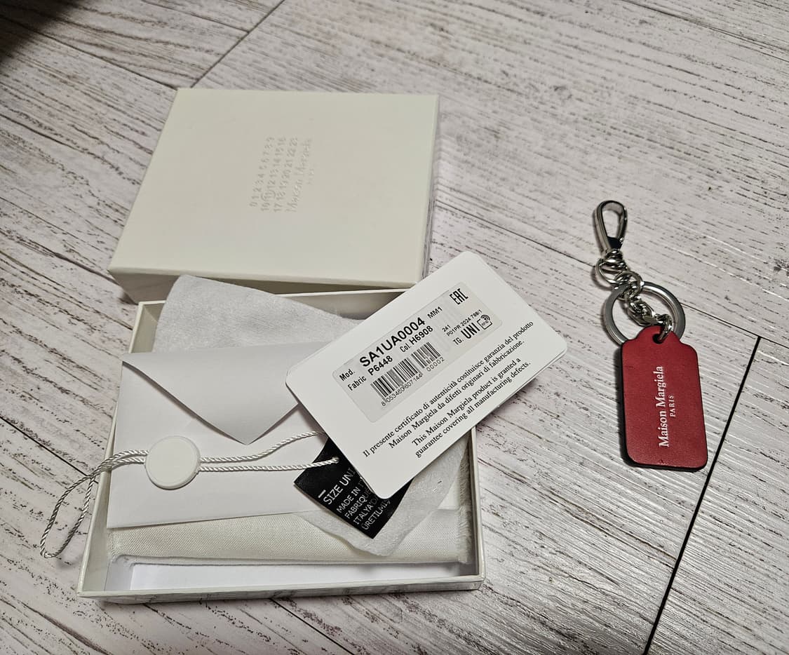 메종 마르지엘라 포 스티치 키링 블랙 레드 상품이미지1