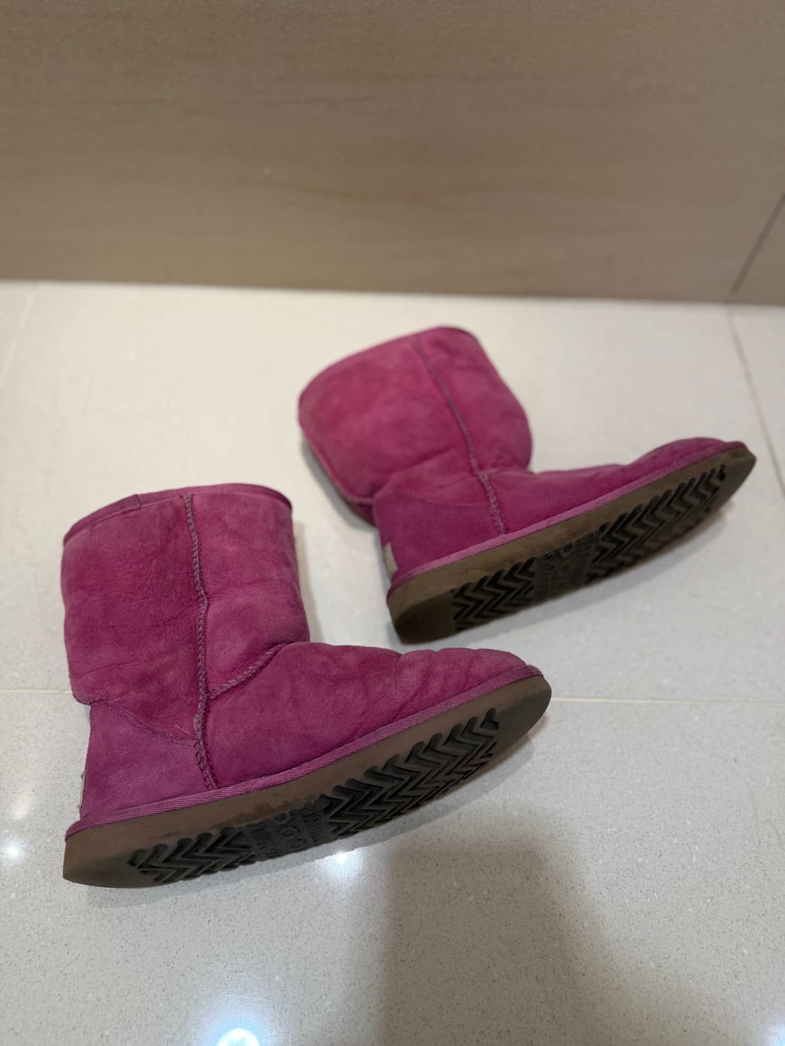 UGG 어그 W6 클래식 숏 5825 모델 핑크색 부츠 산드로 마인 슈슈 상품이미지2