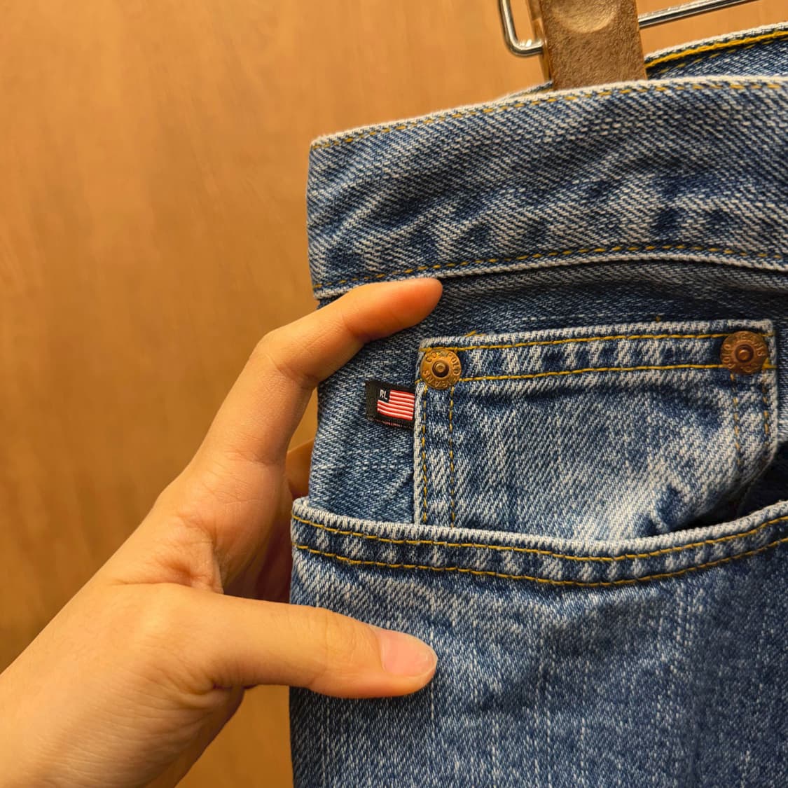 폴로 랄프로렌 데님 팬츠 로고 버튼 워치 포켓 디테일 레귤러핏 연청 상품이미지6