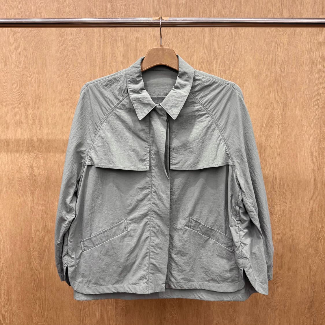 베라왕 나일론 트렌치 숏 자켓 케이프 디테일 히든버튼 포켓 카키그린 상품이미지2