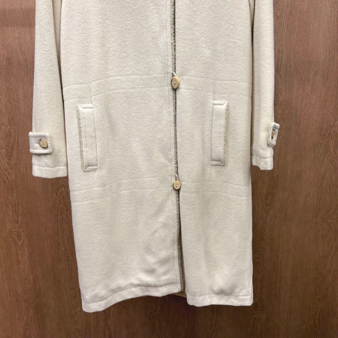 꾸레쥬 후드 코트 버튼 스트랩 웰트 포켓 디테일 레귤러핏 아이보리 상품이미지5