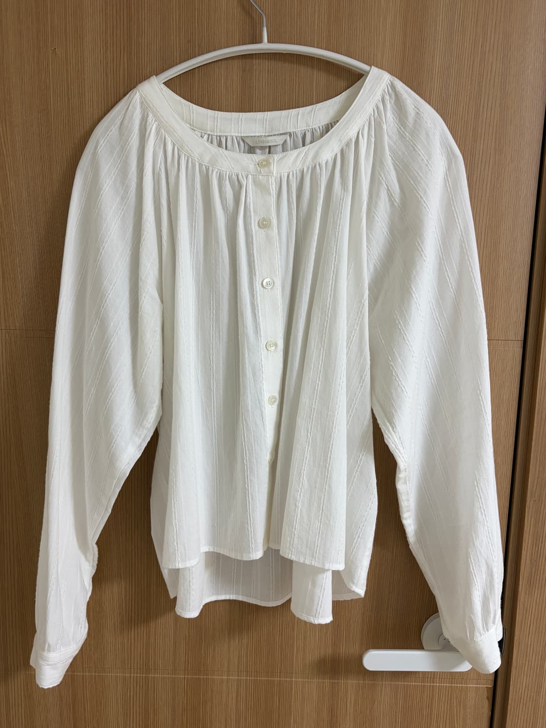 (무료배송) 링서울 스트라이프 셔링 볼륨 블라우스 아이보리 상품이미지3