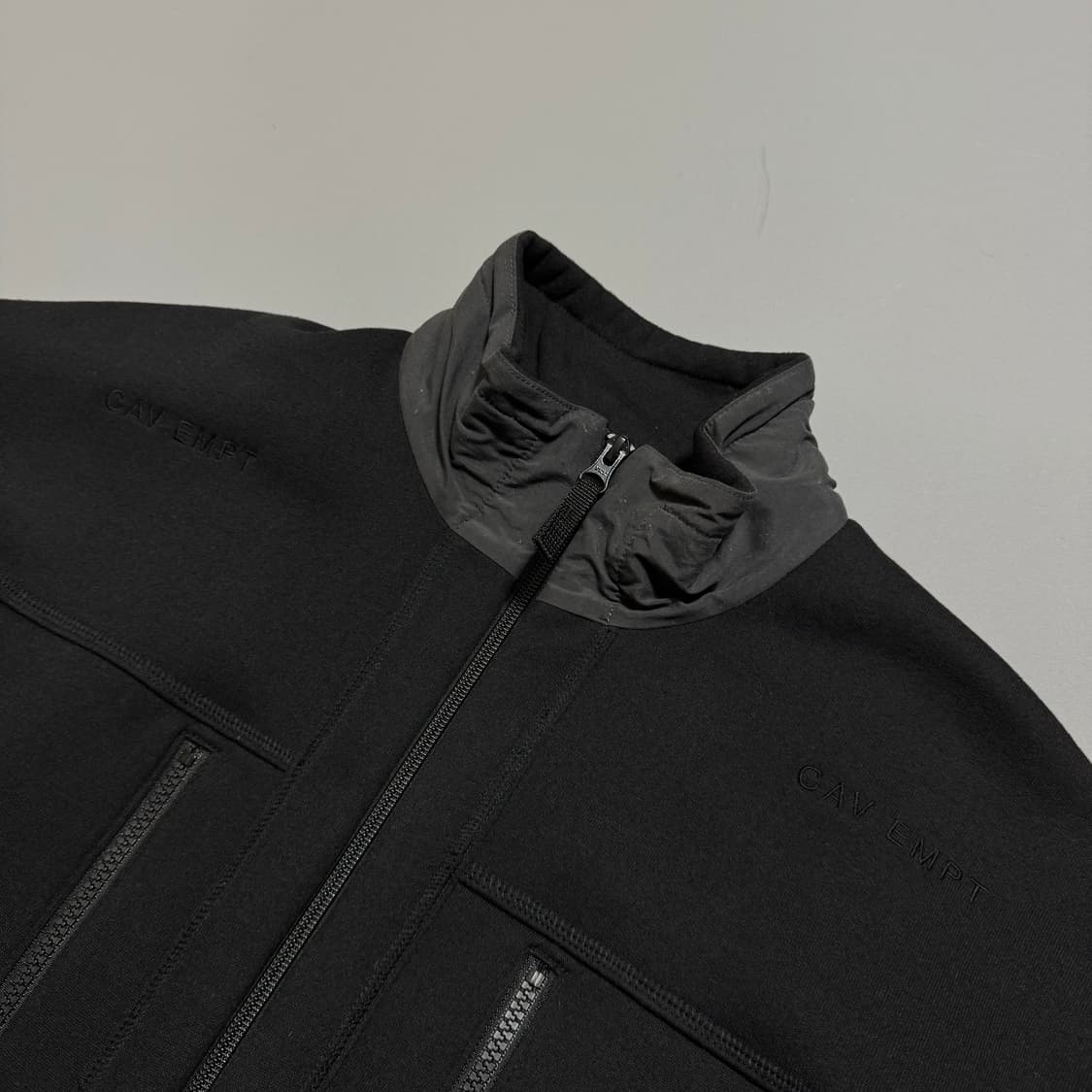 카브엠트(CAVEMPT) 21ss 블랙컬러 퓨리 백 소프트쉘 자켓 상품이미지4