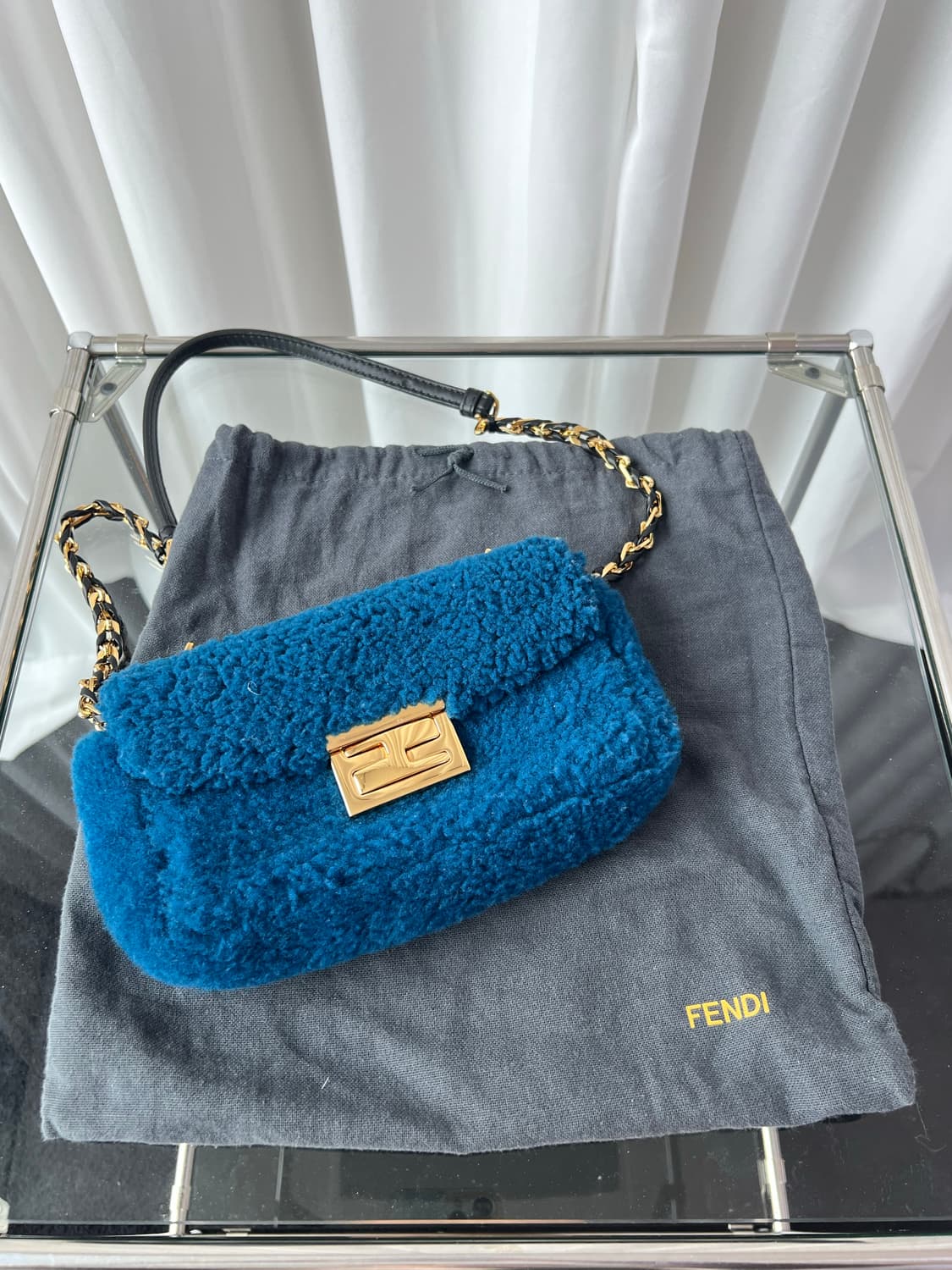 펜디 미니 바게트 블루 시어링 크로스백 상품이미지3