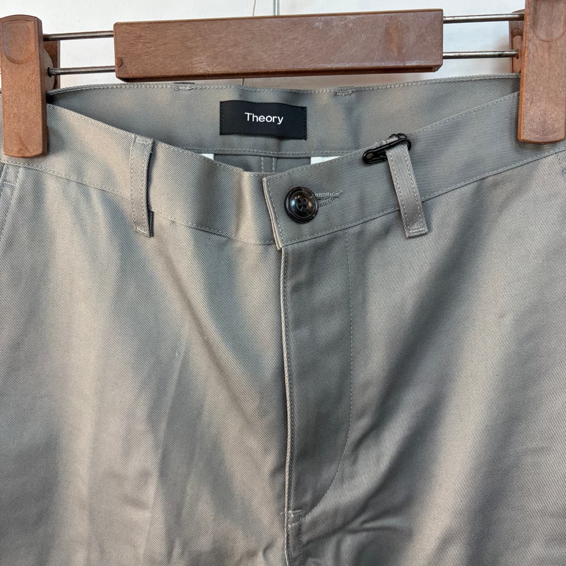 Theory 띠어리 그레이 남성 바지 상품이미지2