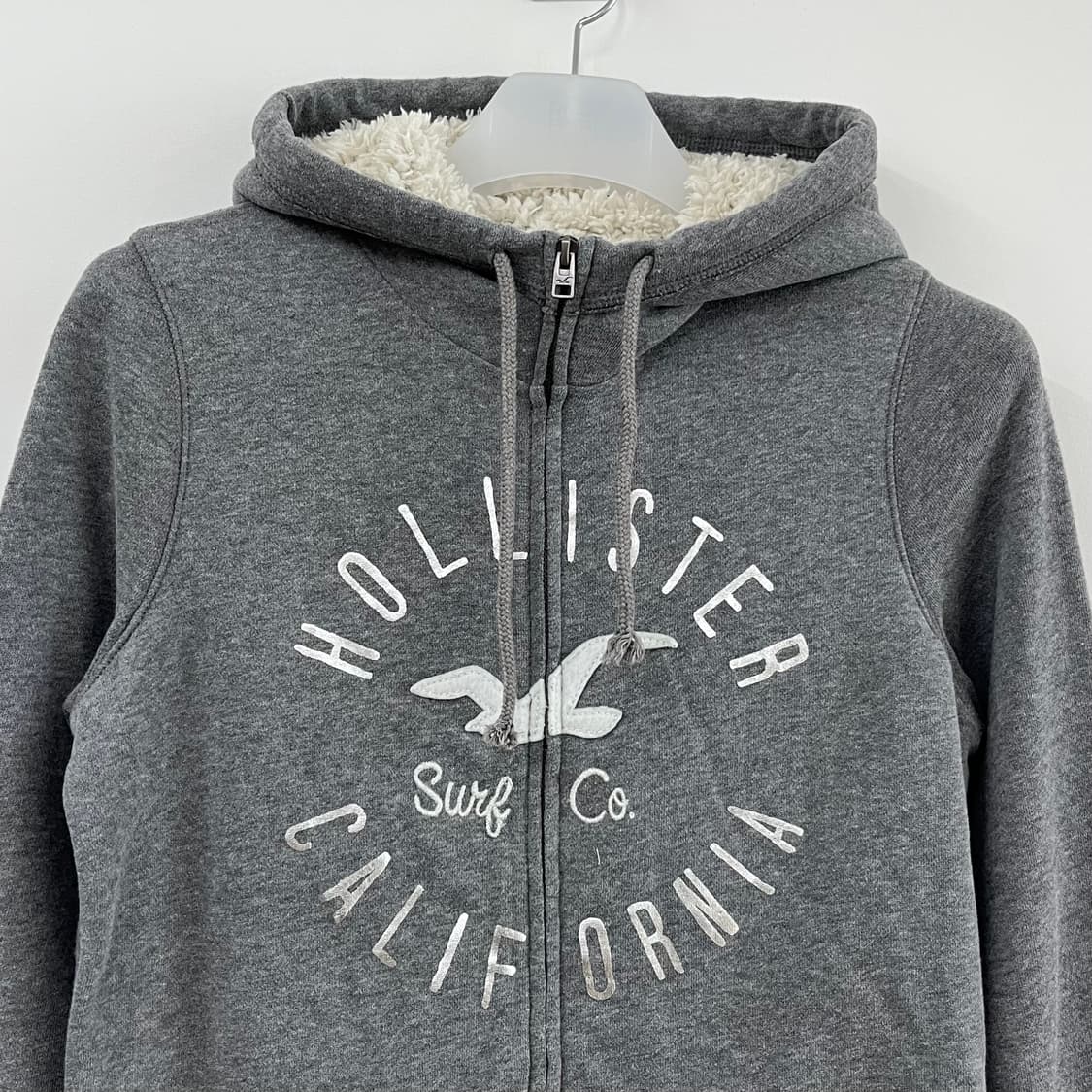 홀리스터 양털안감 자수로고 그레이 후드집업 상품이미지4