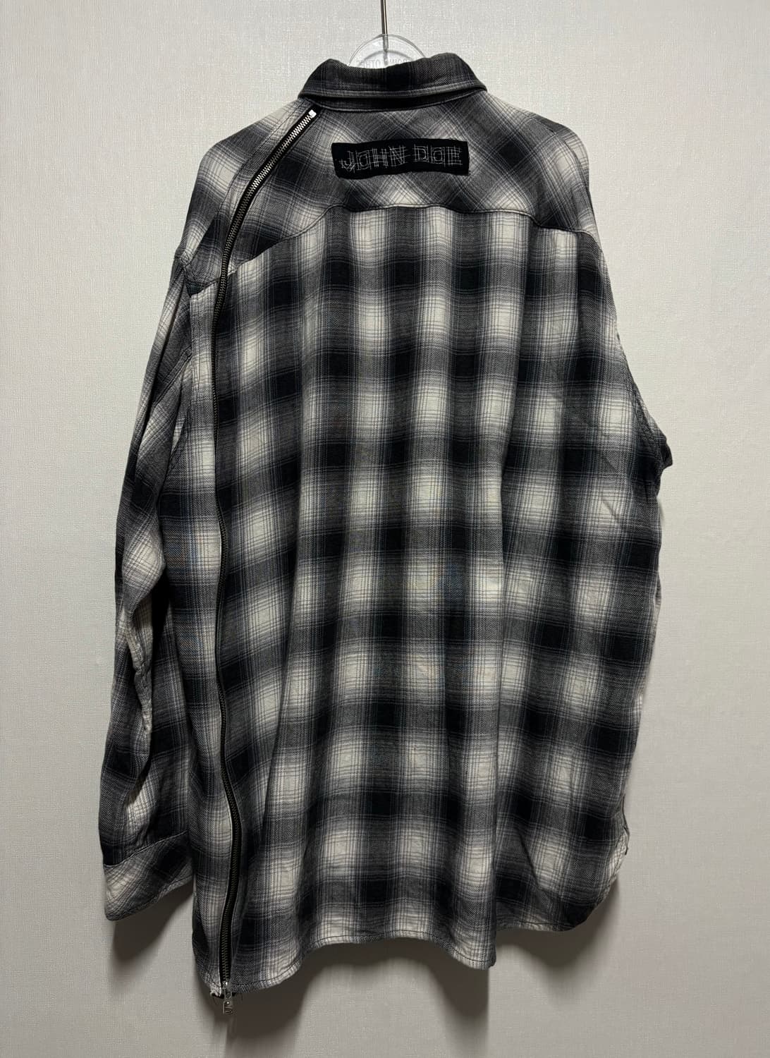 [46] 솔로이스트 오버사이즈 백지퍼 본디지 옴브레 셔츠 블랙 상품이미지2