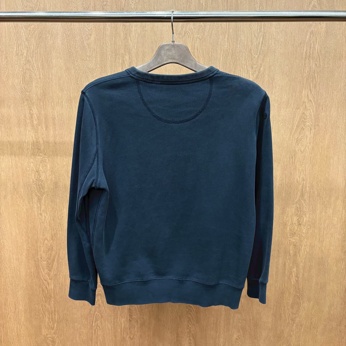 버버리 코튼 긴팔 맨투맨 클래식 톤온톤 로고 패치 스티치 디테일 네이비 상품이미지3